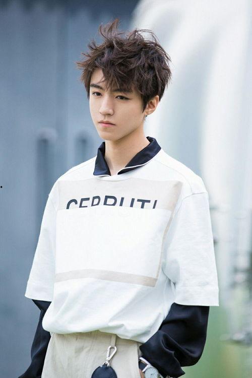 王俊凯照片最近,青春气息扑面而来